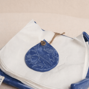 Servilletero Hoja Azul cerámica artesanal.