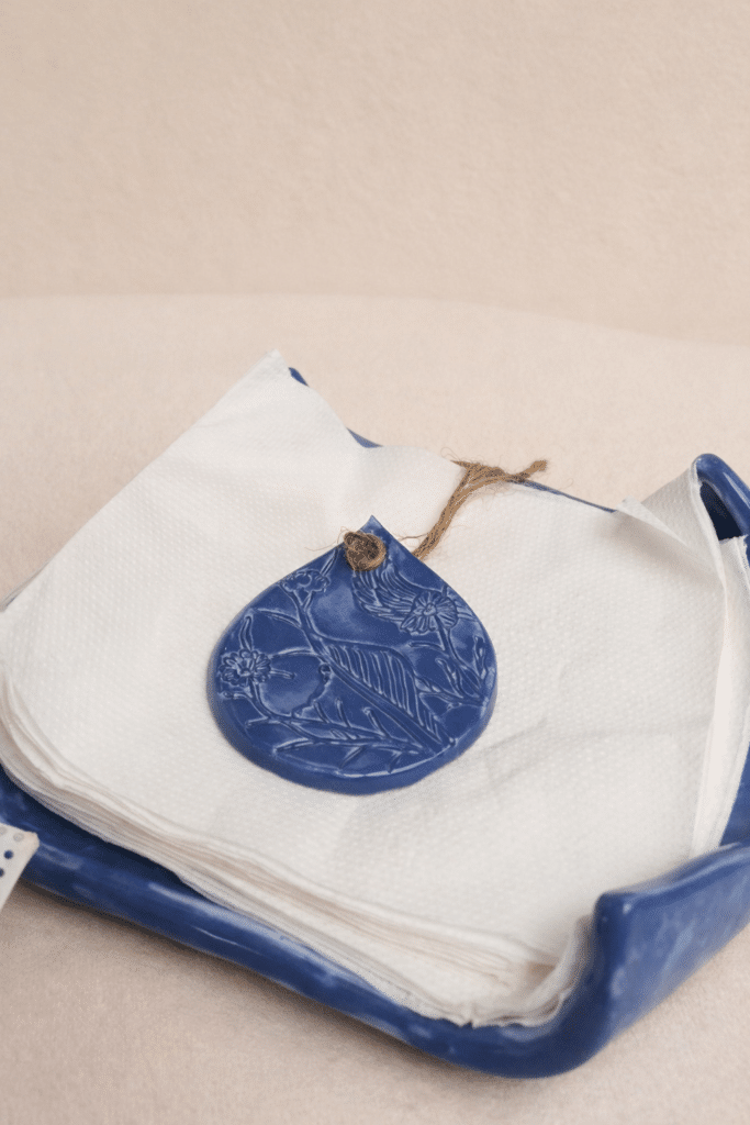 Servilletero Hoja Azul cerámica artesanal.