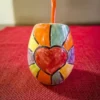 Mate de ceramica artesanal con un diseño corazon
