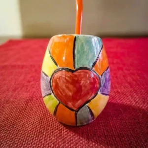Mate de ceramica artesanal con un diseño corazon