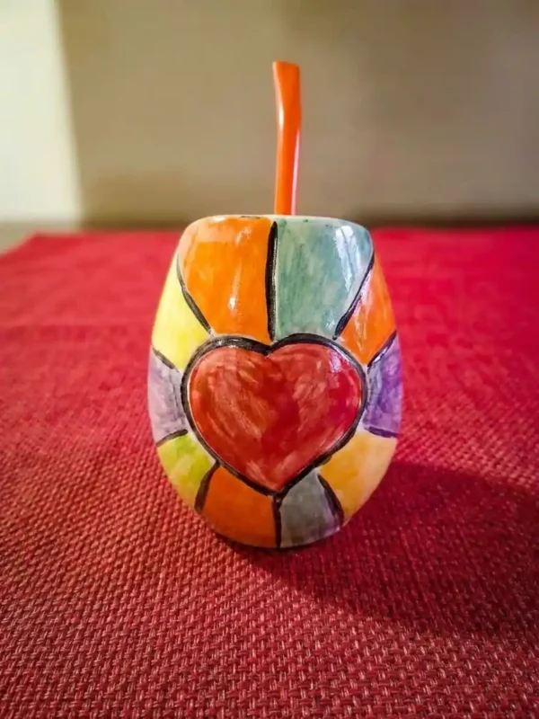 Mate de ceramica artesanal con un diseño corazon