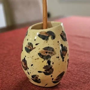 Mate de ceramica artesanal con un diseño animal print