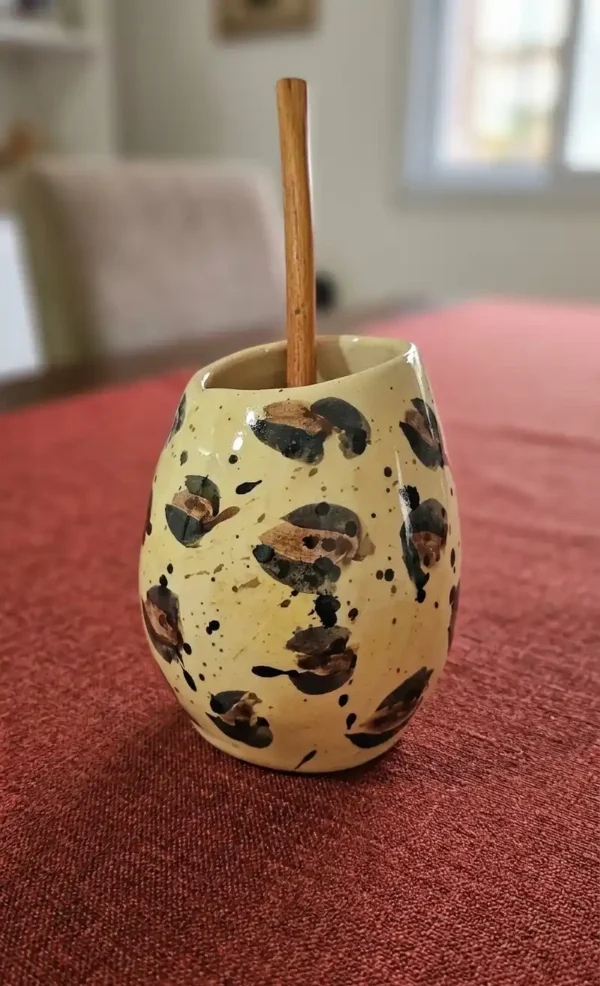 Mate de ceramica artesanal con un diseño animal print