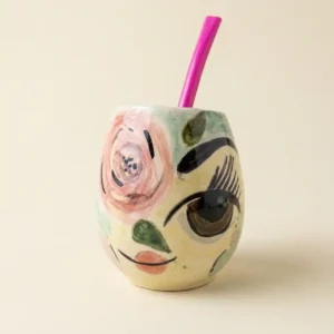 Mate de ceramica artesanal con un diseño frida