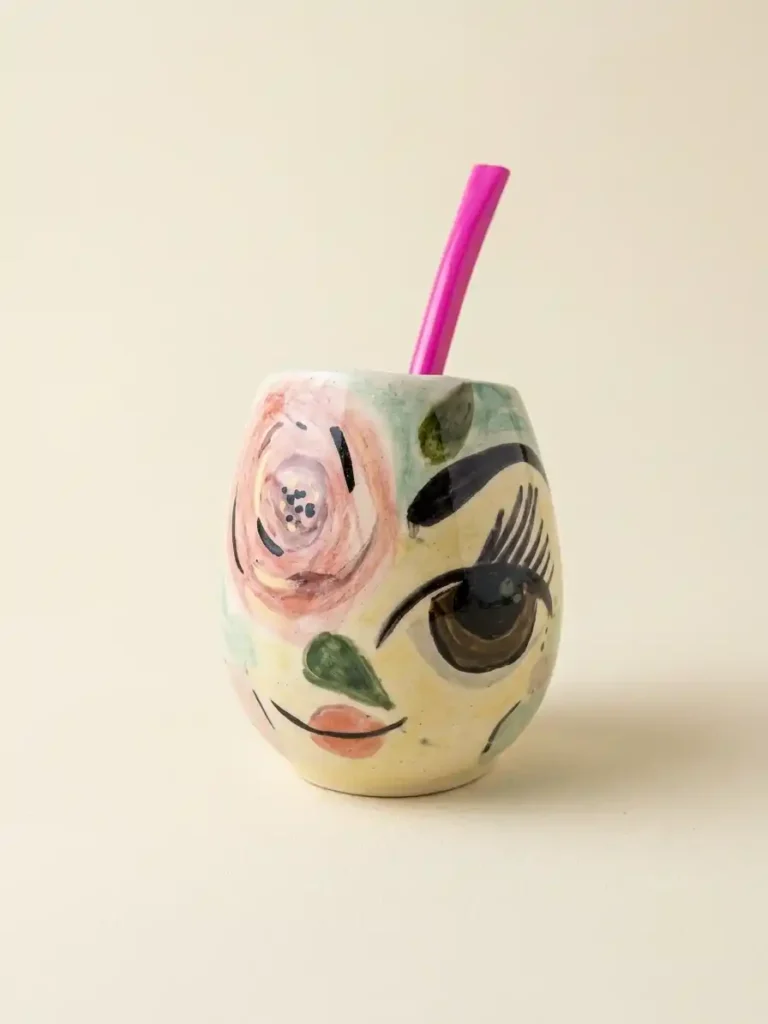 Mate de ceramica artesanal con un diseño frida