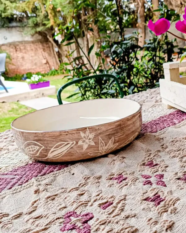 Bandeja de cerámica artesanal con un diseño botánico