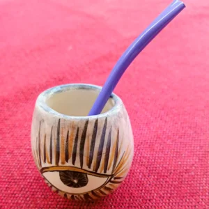 Mate de ceramica artesanal con un diseño frida