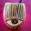 Mate de ceramica artesanal con un diseño frida