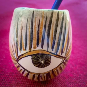 Mate de ceramica artesanal con un diseño frida