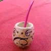Mate de ceramica artesanal con un diseño frida