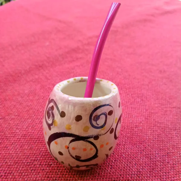Mate de ceramica artesanal con un diseño frida