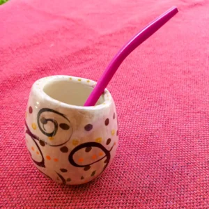 Mate de ceramica artesanal con un diseño frida